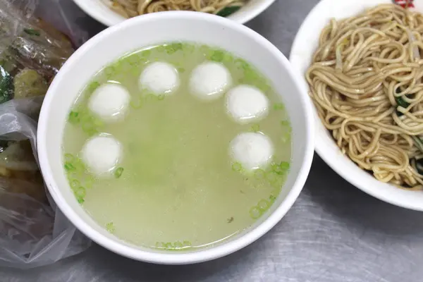 清澈如水的湯頭上頭飄著五粒魚丸 在撒上些許的蔥花