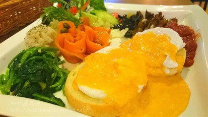 豐盛的配菜搭配班尼迪蛋和煙燻鮭魚的早午餐~好滿足!!