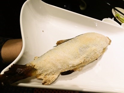 裹鹽的香魚，撥開魚皮可以吃到香魚的鮮美～