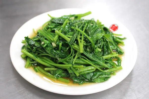 空心菜吃起來清淡帶著些許的蒜頭香