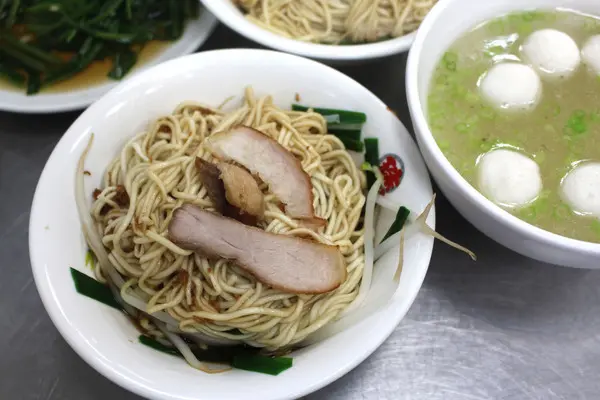 陽春麵淋上豬油蔥仔酥這味 簡單的加上幾片肉片