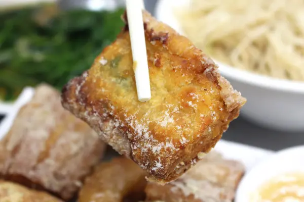 酥酥脆脆的油條酥中包著豐富的料 內餡主要由魚漿.蝦子和花枝所製成