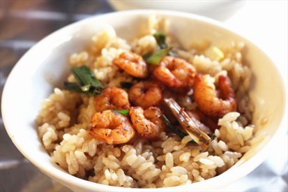 蝦仁飯的主角蝦子選用新鮮的火燒蝦 伴隨著呼之欲出的米飯香氣 垂涎欲滴的醬汁讓人光吃飯配醬汁就能吃上好幾碗