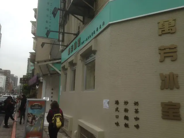 萬芳冰室門面，Tiffany綠的招牌好顯眼