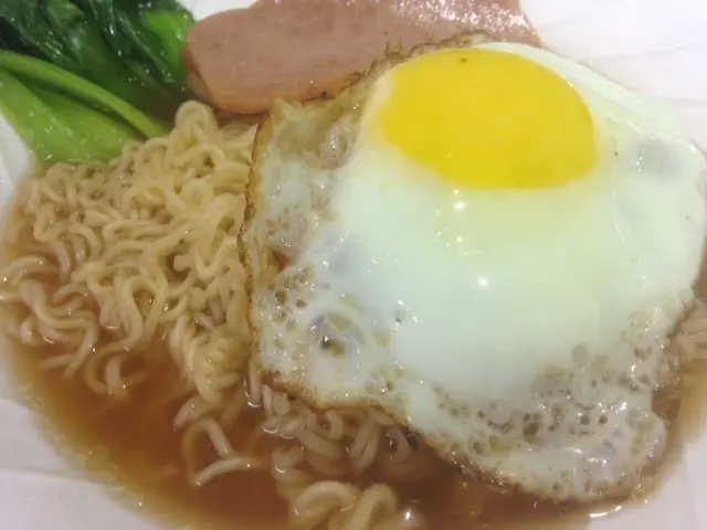 午餐肉配煎蛋出前一丁