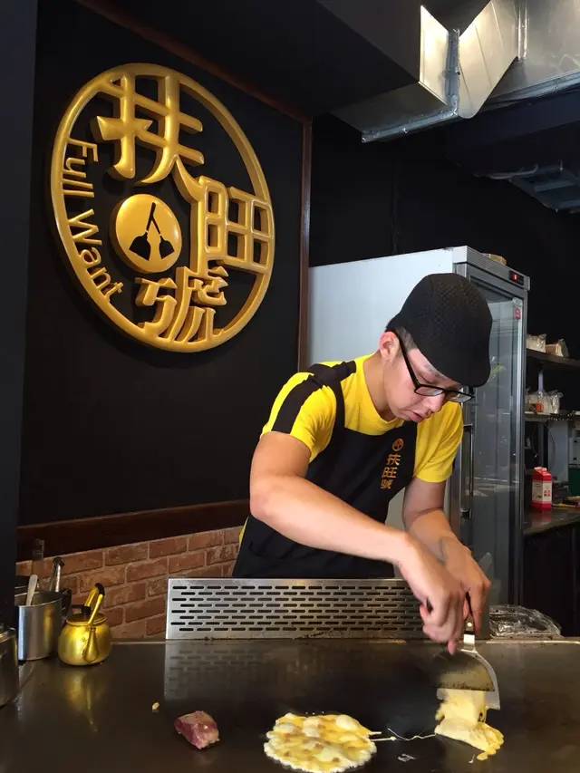 師傅在鐵板上料理食材