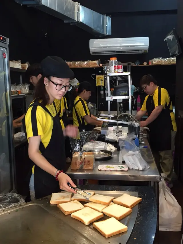 一旁店員同時用鐵板的餘溫來烤土司
