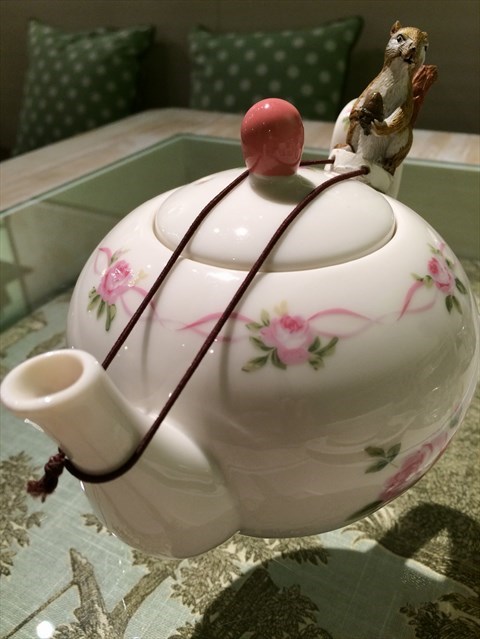 很有設計感的茶壺！