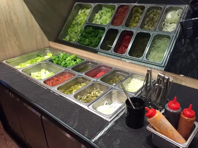 11種配菜的自助吧台,生菜可以隨便加