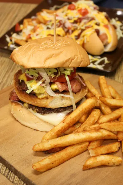 漢堡肉以純牛絞肉製作而成略帶點厚度吃起來紮實 在佐以香氣四溢的培根搭上濃郁的起司簡直絕配