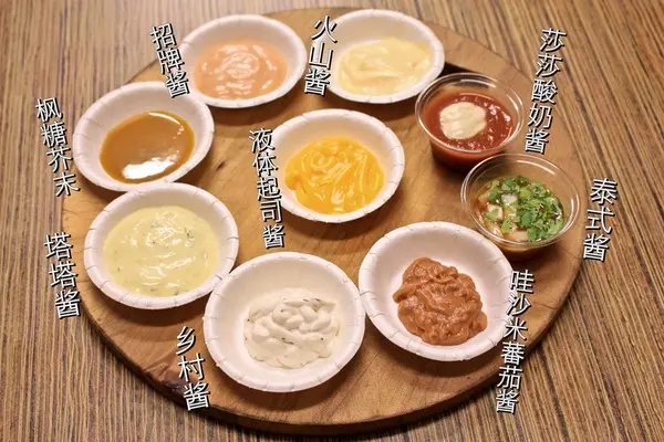 才剛坐下老闆馬上端出店內的九種薯條醬料 分別是液體起司醬.莎莎酸奶醬.哇沙米蕃茄醬.火山醬(辣味).塔塔醬.楓糖芥末.泰式醬.鄉村醬.火山醬 塔塔醬和一般市售的不同香料味較重由五種香料所組成的醬料 鄉