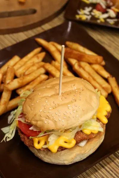 外送超人的豬排原本是叫半成品再自己炸 可是後來發現半成品品質沒有這麼理想後來乾脆自己做