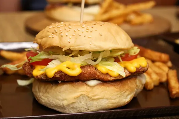 豬排淋上液體起司略帶點厚度走日式風格口感偏硬