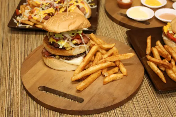 漢堡肉以純牛絞肉製作而成略帶點厚度吃起來紮實 在佐以香氣四溢的培根搭上濃郁的起司簡直絕配