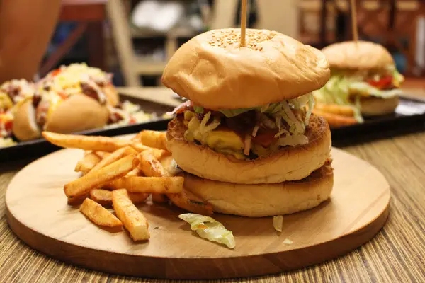 每一個細節都做到最好連麵包都精心挑選 麵包選擇不容易壓扁的麵包上桌時還能保持完美的狀態 烤到外層微帶酥脆而裡頭保有麵包紮實的口感