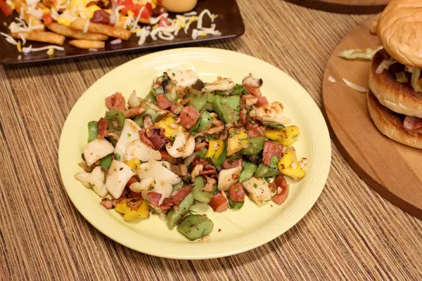 麵疙瘩不仔細看還以為是滿滿的青椒 原來古董麵是用三種不同顏色的麵所組成