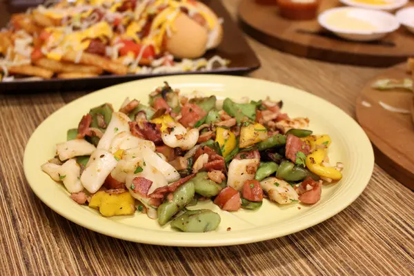 綠色是菠菜口味黃色是南瓜口味白色是原味 古董麵拌入菇類.蒜頭.培根.四季豆伴炒.麵帶著軟Q的口感還算好吃