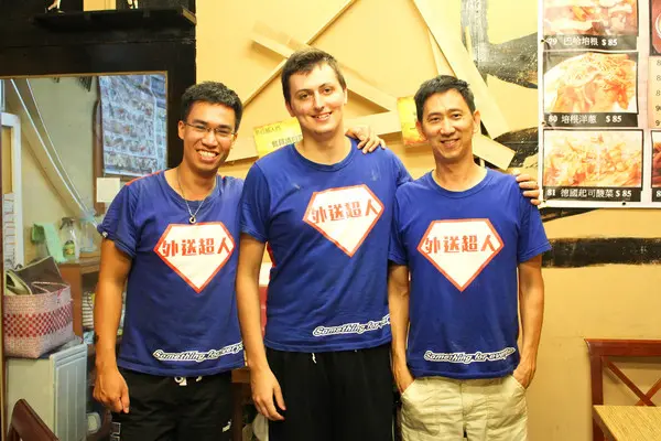 這是外送超人中三個合夥人曾經一起待過同一家餐廳多年後又聚在一起開餐廳 超人果然和電影一樣又帥又年輕完全看不出實際的年齡