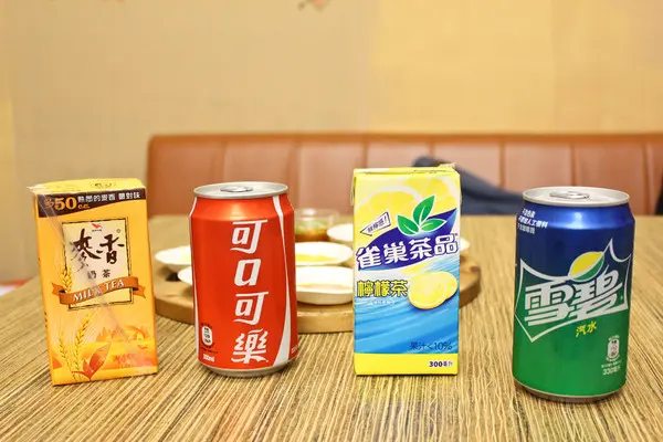 這裡的飲料目前只提供鋁箔和鐵罐哦 所以如果在這裡內用想要叫飲料外送也可以哦