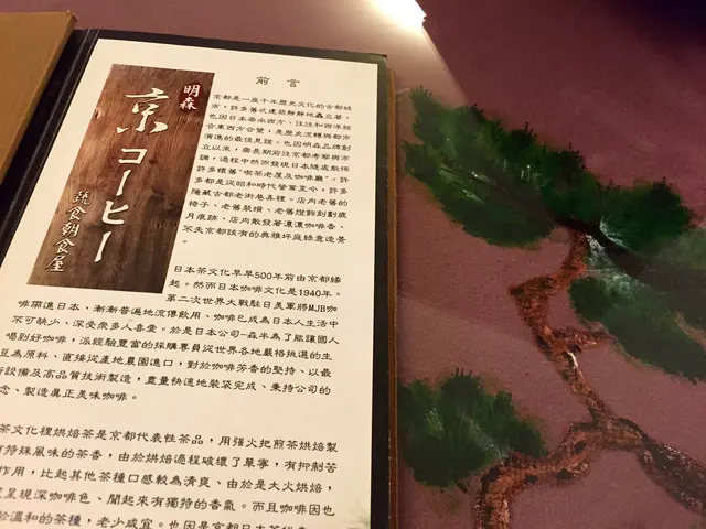 檯布上手繪了一株老松