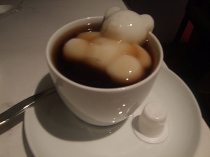 可愛的杏仁小熊搭配香醇的咖啡凍，讓人忍不住下手呀