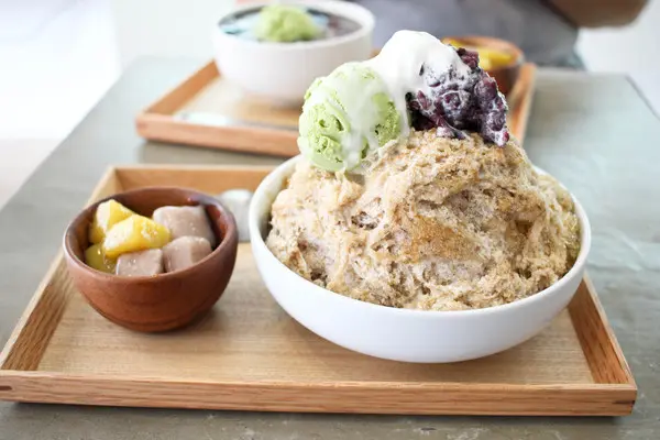 一舀起來雪花冰彷彿像是顯微鏡下放大幾百倍的世界 呈現六角形狀錯綜複雜的紋理但用肉眼就能輕易看見其中的差別