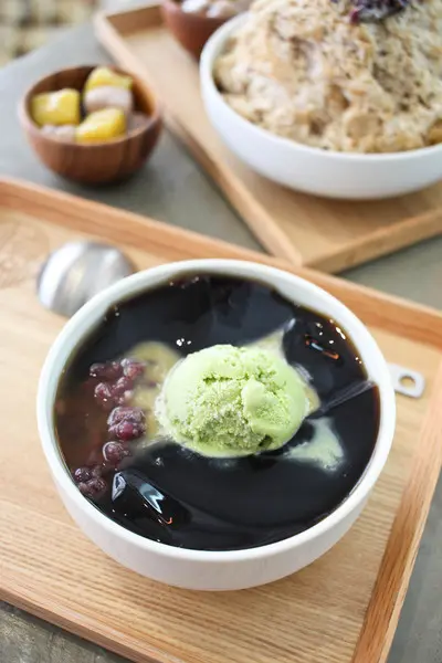 明治抹茶帶著甜甜的香氣在嘴裡融化抹茶搭配上紅豆簡直絕配 神仙草採用萬丹紅豆軟卻不爛粒粒分明才是最高境界