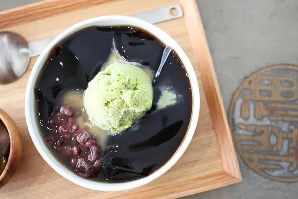 坊間的仙草大多都是加入化學食品不初幾分鐘仙草就成形了 所以一般市面上的仙草都有一種不天然的塑膠味道 神仙草研究七個月穿梭在新竹嘉義間只為了做好仙草 每天耗時熬煮八小時一天最多只能煮四桶