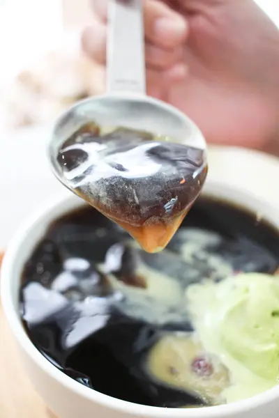 仙草入口滑溜的口感在舌尖上漂移 伴隨著淡淡的甜味前褐色澤不過我個人比較喜歡甜一點啦