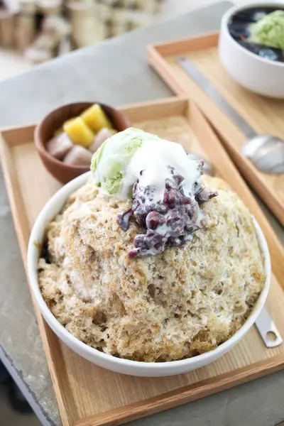 一舀起來雪花冰彷彿像是顯微鏡下放大幾百倍的世界 呈現六角形狀錯綜複雜的紋理但用肉眼就能輕易看見其中的差別