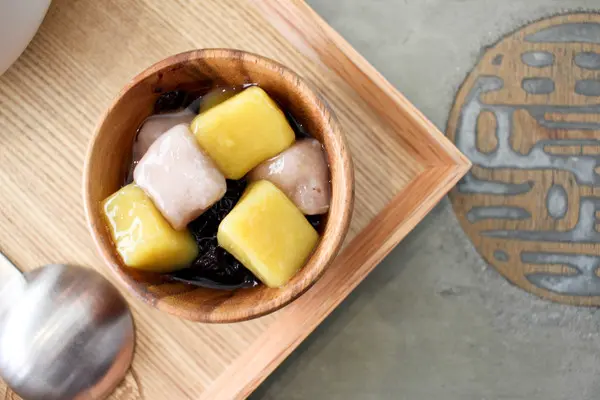 盛盤底層撲上紅豆紫米再放上芋圓.薯圓 故意將盛盤和仙草分開放就是希望客人能慢慢品味 芋圓和薯圓其中芋頭和地瓜占的比例相當高 真材實料所以並不像市售的Q反倒顯得紮實