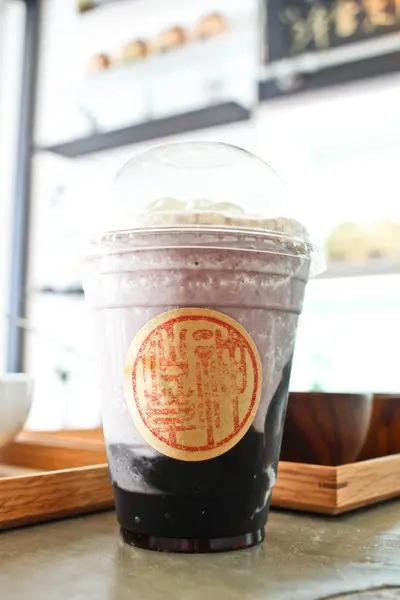 紅豆嫩仙草慕絲上頭一層厚厚的奶泡 中間是打成相當綿密的紅豆泥 底層再撲上費時熬煮的仙草