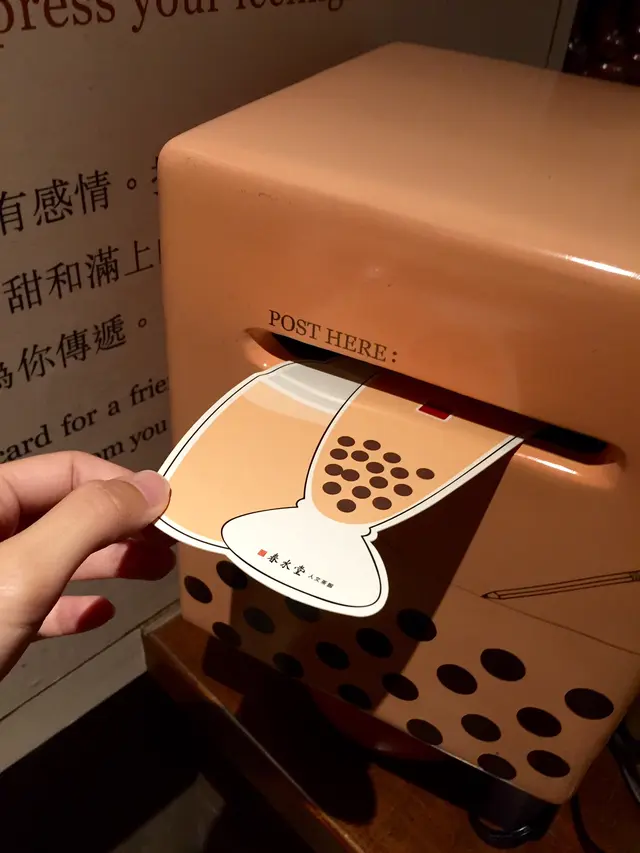 將明信片投進店方下層的信箱