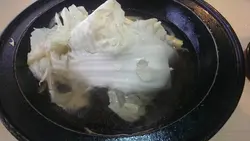 炒完後會加湯底，也會在加大白菜