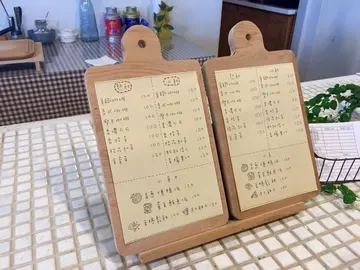 飲料菜單擺放在收銀台