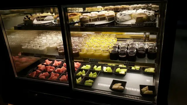 甜點櫃和水果~~