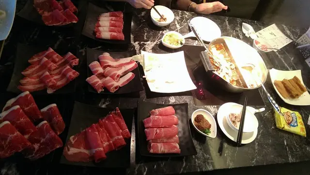 吃到飽就是吃不夠可以一直點~ 滿滿的肉 盤在桌上阿