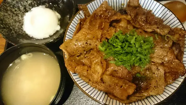 上面蓋著滿滿的肉片阿~~~