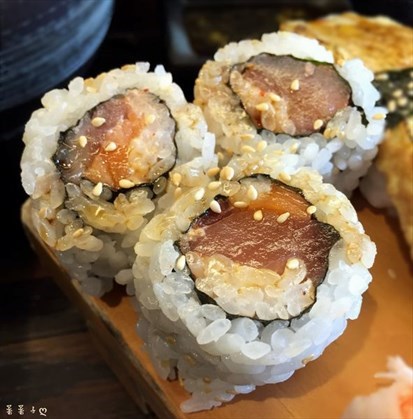 一口壽司可以同時吃到三種生魚喔！