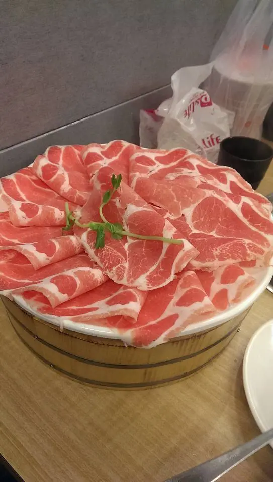 豬肉好大盤~ 而且肉質也好好吃