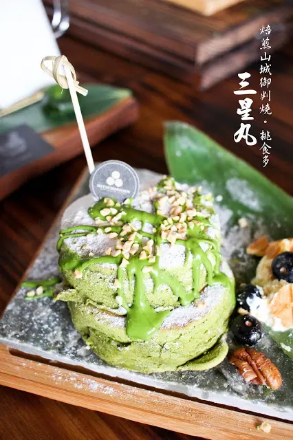 類似厚鬆餅的外觀用煎檯煎出微微焦香,原以為口感偏乾, 沒想到入口濕潤且單吃就能感覺到抹茶香!