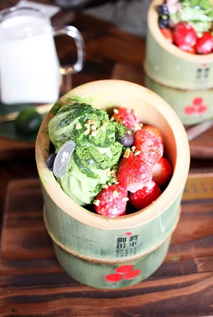 草莓搭上煉乳佐藍莓微酸甜蜜的滋味稍微解了抹茶的膩, 一份附有6.7顆草莓好滿足。
