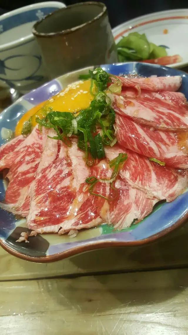 下面全是洋蔥，對敢吃生冷食物的人很愛。