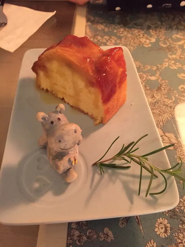 熱蘋果蛋糕佐白蘭地英式奶油醬