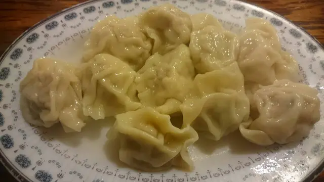 水餃好好吃~還有些許的湯汁~~菜好脆甜~ 還可以買生的水餃回家自己煮