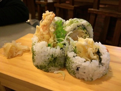 有包炸蝦生菜柴魚片， 壽司外圍的海苔也包在裡面，好吃！
