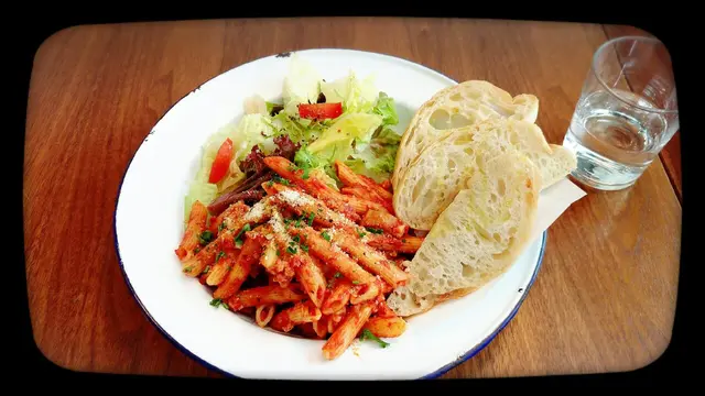 筆管麵小辣夠味，生菜偏苦