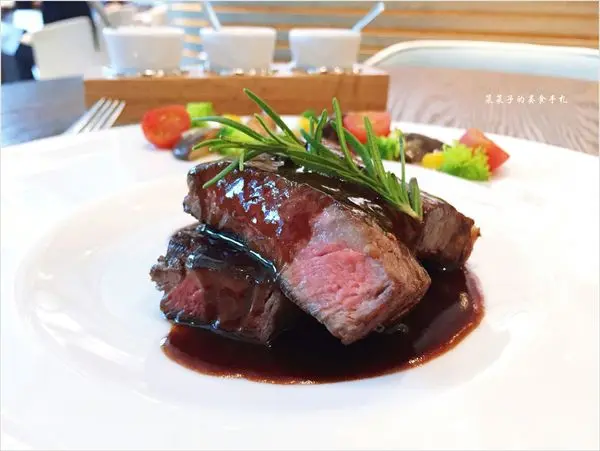 主菜-爐烤澳洲和牛佐波特酒醬汁