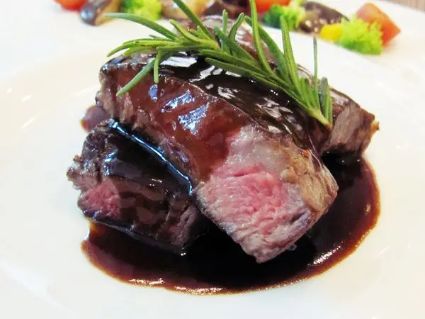 主菜-爐烤澳洲和牛佐波特酒醬汁