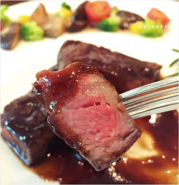 主菜-爐烤澳洲和牛佐波特酒醬汁